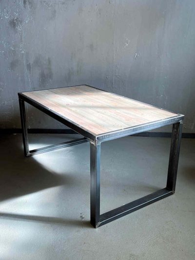 Esstisch auf Gestell aus Stahl und vintage Tischplatte